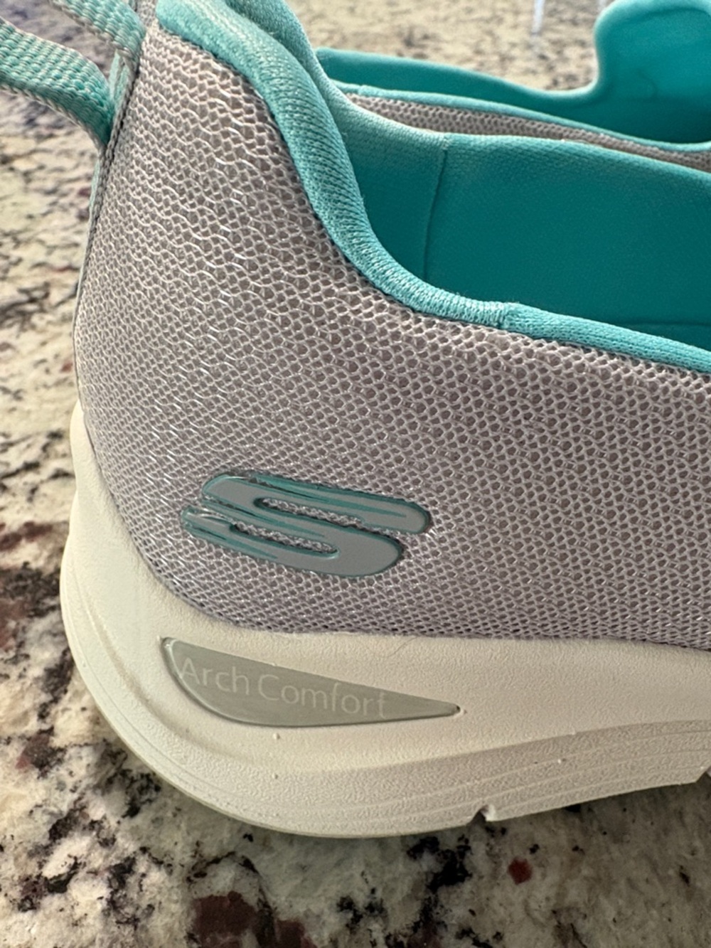 Skechers Arch support Women's Slip-On Sneakers - Light Gray size 7.5 EUC - Picture 2 of 7